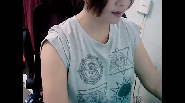 Snapshot of makemefallin chatting on December 17, 2024, 11:38 pm makemefallin online show from December 17, 2024, 11:38 pm