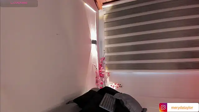 MERIDA TAYLOR online show from October 17, 2025, 1:46 pm