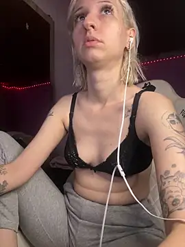 bunnydark00 online show from April 17, 2026, 4:59 am