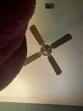 sukisnpaii online show from April 19, 2026, 1:23 pm