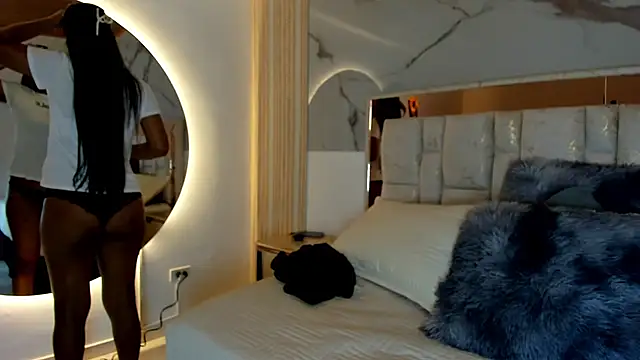 Snapshot of Naughty__Mom chatting on June 19, 2026, 1:06 pm Naughty Mom online show from June 19, 2026, 1:06 pm