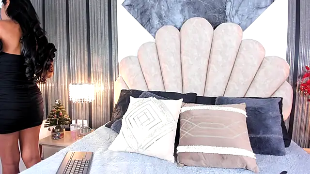 Naughty  Mom online show from December 16, 2025, 12:09 pm