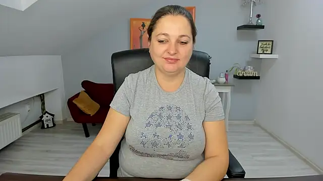 Snapshot of LollaGirl chatting on October 27, 2025, 4:24 am LollaGirl online show from October 27, 2025, 4:24 am