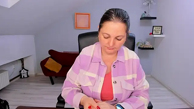 LollaGirl online show from April 8, 2026, 3:08 am