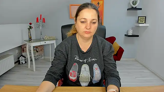 Snapshot of LollaGirl chatting on March 17, 2025, 4:19 am LollaGirl online show from March 17, 2025, 4:19 am