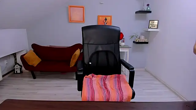 LollaGirl online show from February 18, 2026, 4:21 am