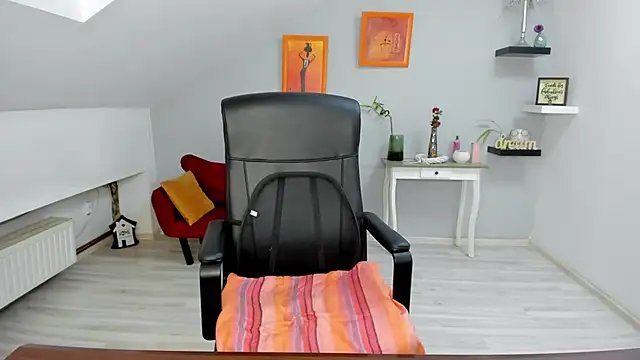 Snapshot of LollaGirl chatting on November 6, 2025, 4:27 am LollaGirl online show from November 6, 2025, 4:27 am