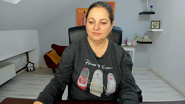 Snapshot of LollaGirl chatting on November 13, 2025, 4:27 am LollaGirl online show from November 13, 2025, 4:27 am