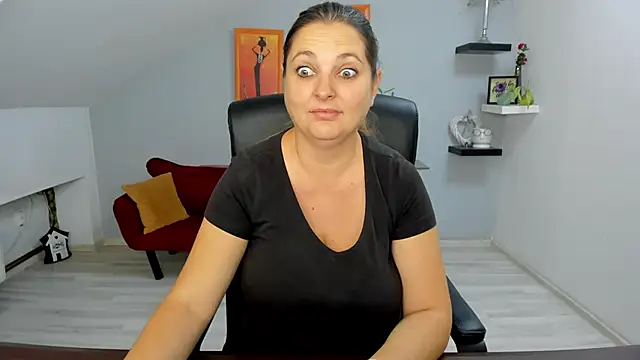 Snapshot of LollaGirl chatting on October 10, 2025, 3:18 am LollaGirl online show from October 10, 2025, 3:18 am