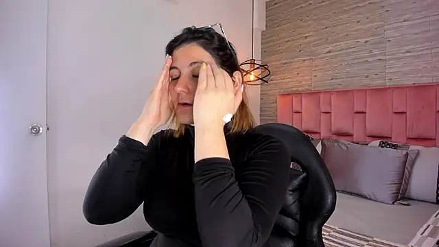 SarahDeyvis online show from October 18, 2025, 4:42 pm