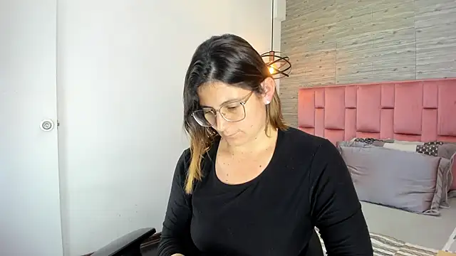 SarahDeyvis online show from October 23, 2025, 5:22 pm