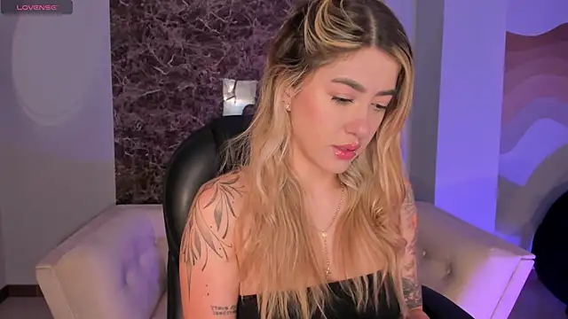 EveBensonX online show from November 21, 2025, 12:59 pm