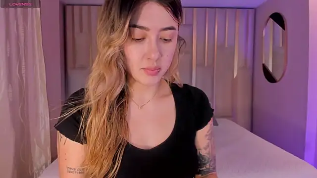 EveBensonX online show from April 17, 2026, 7:49 pm