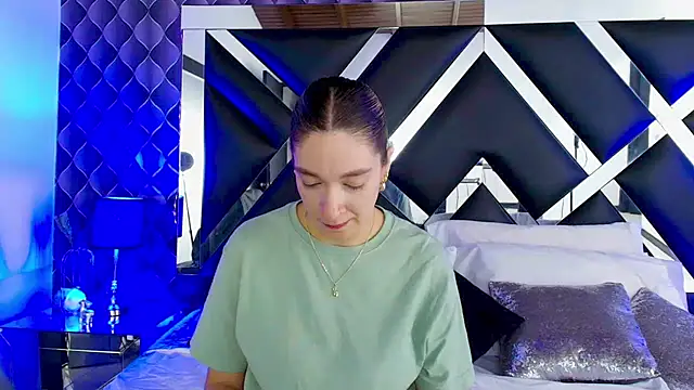 victoriaa lee  online show from March 18, 2025, 7:22 pm