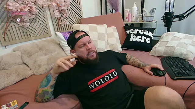 xBuzzRightHerex online show from January 17, 2026, 9:35 am