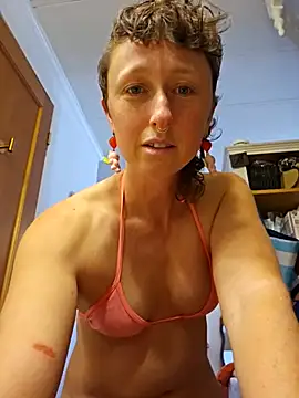 Snapshot of mossy_kiss chatting on December 3, 2024, 6:11 pm mossy kiss online show from December 3, 2024, 6:11 pm