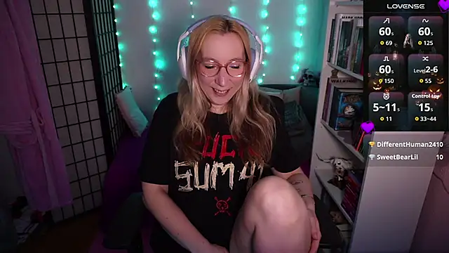 Snapshot of JustKerry chatting on October 22, 2025, 8:36 am JustKerry online show from October 22, 2025, 8:36 am