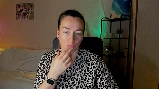 RebeccaMartinez online show from November 28, 2025, 12:27 pm