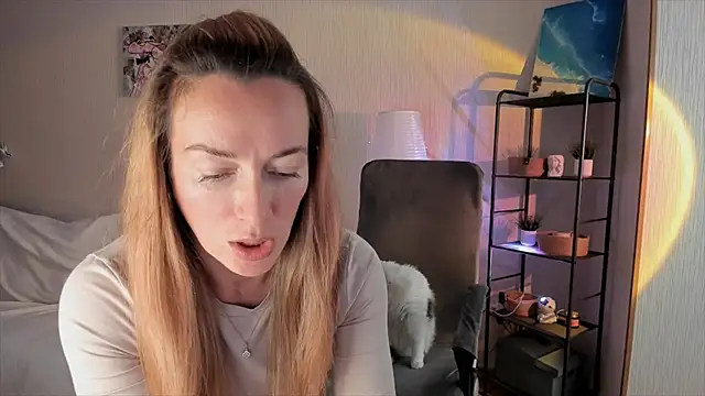 RebeccaMartinez online show from September 30, 2025, 10:32 am