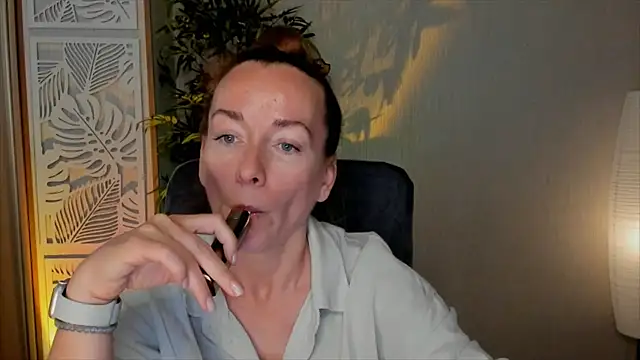 Snapshot of RebeccaMartinez chatting on June 5, 2026, 10:43 am RebeccaMartinez online show from June 5, 2026, 10:43 am