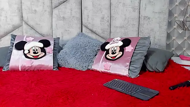 NiicolleMiller online show from November 28, 2025, 9:42 am