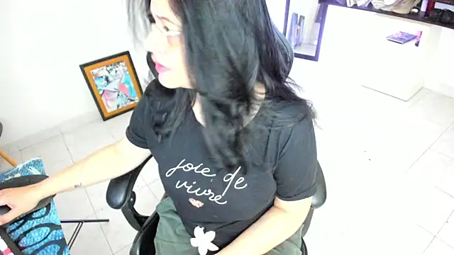 BellaFlaming online show from April 18, 2026, 10:50 am