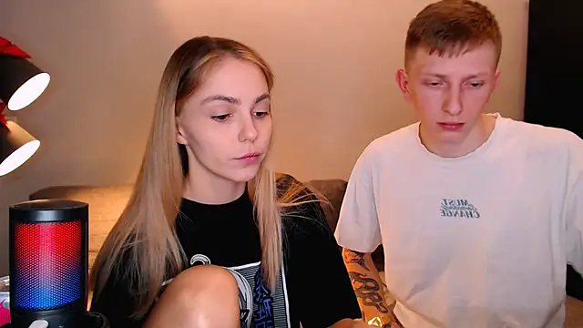 juliaanddima online show from October 25, 2025, 9:48 pm