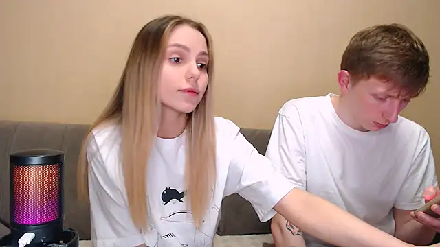 juliaanddima online show from February 28, 2026, 10:53 pm