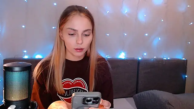 juliaanddima online show from September 17, 2025, 9:39 pm