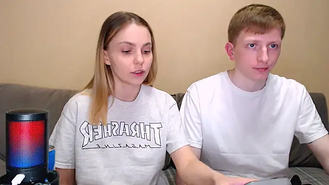 juliaanddima online show from April 5, 2026, 9:54 pm