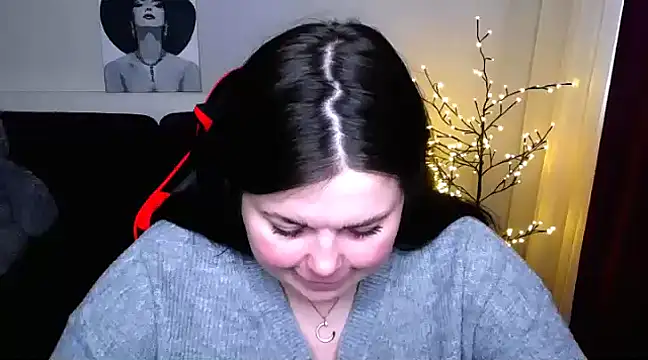 Snapshot of Emily_Mo chatting on February 28, 2025, 6:43 am Emily Mo online show from February 28, 2025, 6:43 am