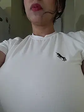 DianiQueenn online show from April 9, 2026, 5:42 am