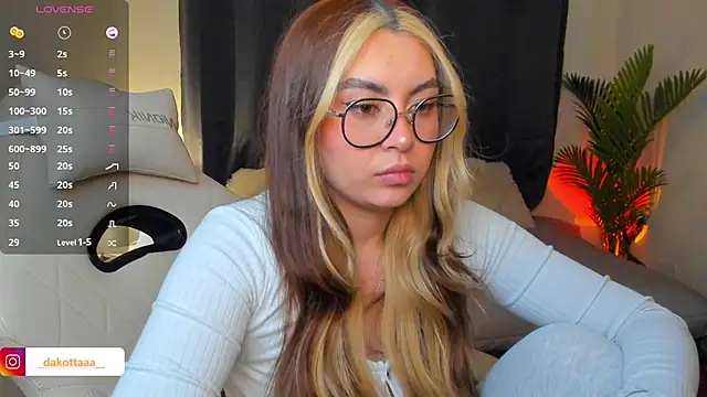 dakottaa  online show from May 15, 2026, 11:14 pm