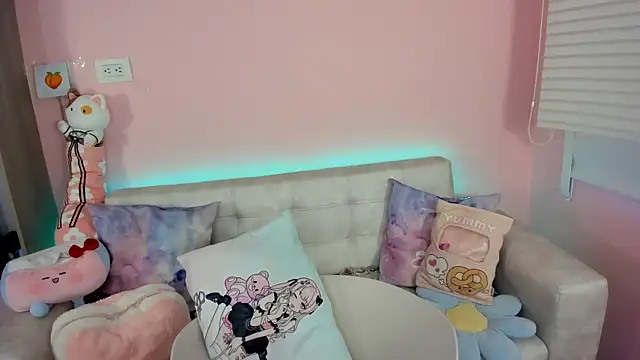 tinysara online show from December 1, 2025, 4:41 pm