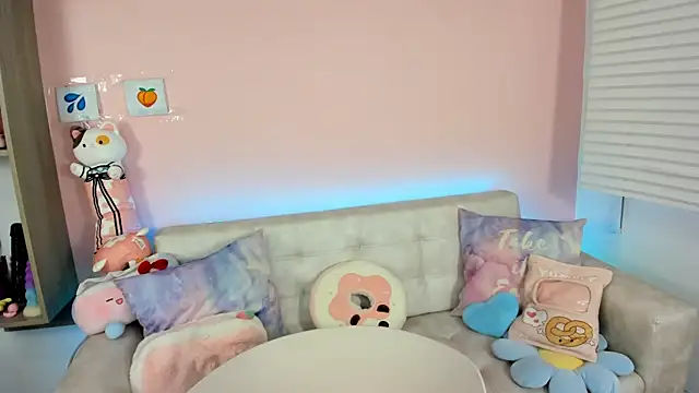 tinysara online show from September 19, 2025, 4:22 pm