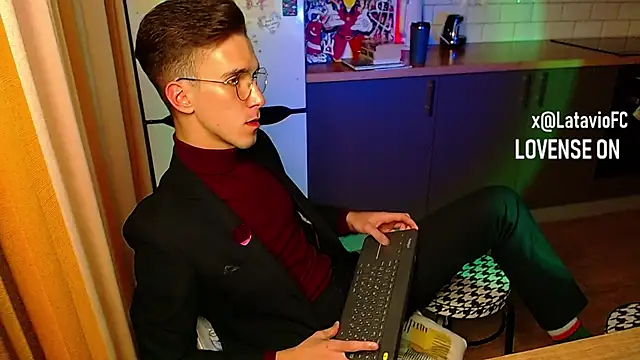 Snapshot of Midnighter_ chatting on September 22, 2025, 3:12 am Midnighter online show from September 22, 2025, 3:12 am