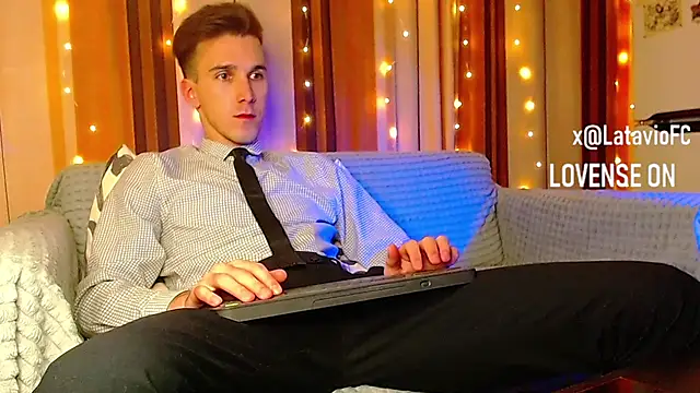 Snapshot of Midnighter_ chatting on December 21, 2025, 10:54 pm Midnighter online show from December 21, 2025, 10:54 pm