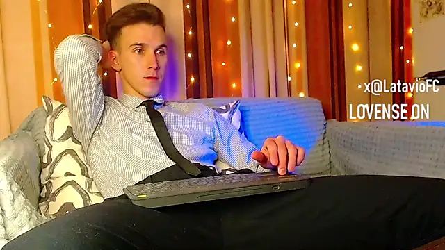 Snapshot of Midnighter_ chatting on December 23, 2025, 12:43 am Midnighter online show from December 23, 2025, 12:43 am