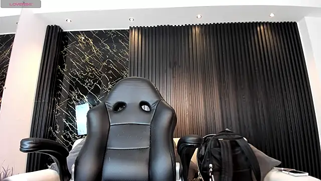 charlottewhitte online show from October 21, 2025, 11:42 am