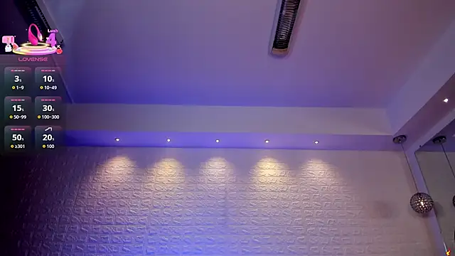 charlottewhitte online show from September 14, 2025, 12:05 pm