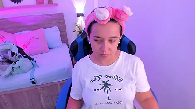 izaro22 online show from September 30, 2025, 1:06 pm