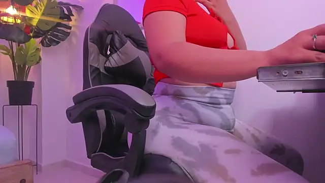 izaro22 online show from October 28, 2025, 2:23 am