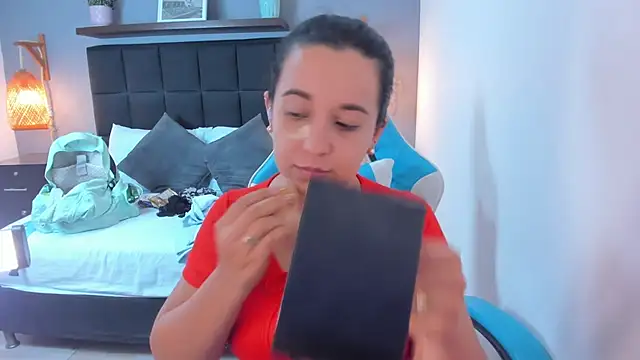 izaro22 online show from September 26, 2025, 2:29 am