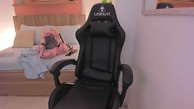 izaro22 online show from March 14, 2025, 2:31 am