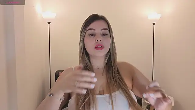 camiilaa1 online show from April 21, 2026, 9:32 pm