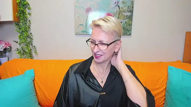 Snapshot of iamyourdream89 chatting on November 17, 2025, 2:32 pm iamyourdream89 online show from November 17, 2025, 2:32 pm