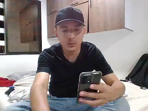 Snapshot of axeldaviid chatting on August 5, 2026, 3:55 am axeldaviid online show from August 5, 2026, 3:55 am