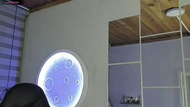 natasha logan  online show from October 4, 2025, 4:03 am