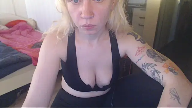 amanda kiss kiss online show from December 14, 2025, 12:22 pm