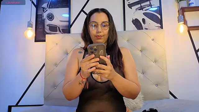 violetasimonz online show from June 3, 2026, 8:35 pm